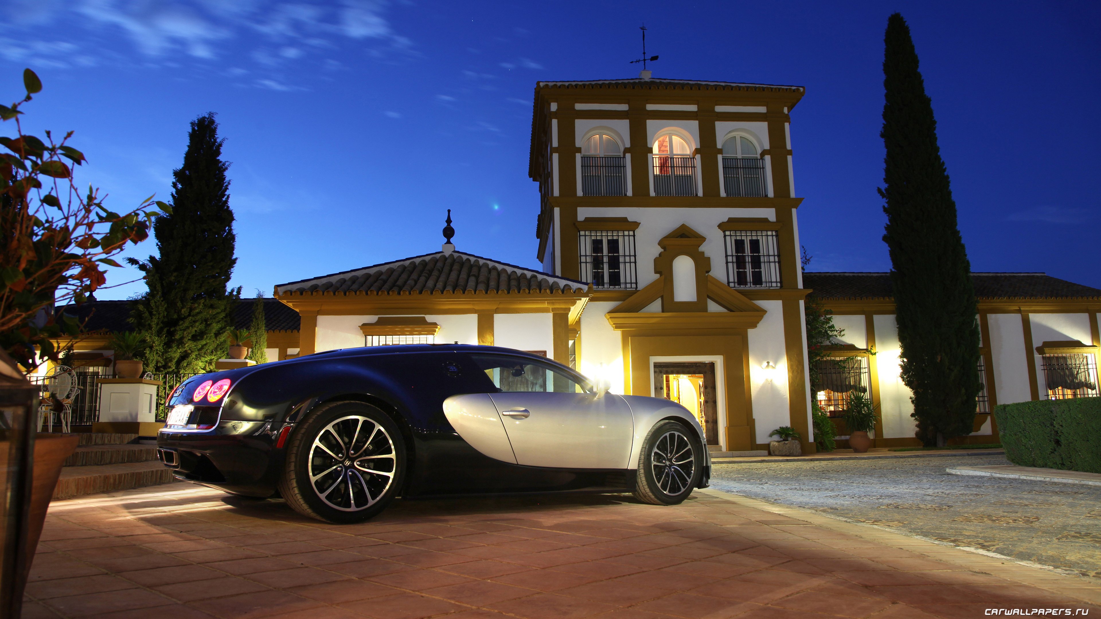 Х машин на дому. Бугатти особняк. Bugatti Veyron 16.4 super Sport 2010. Рокфорд Хиллс Бугатти. Роллс Ройс вилла.