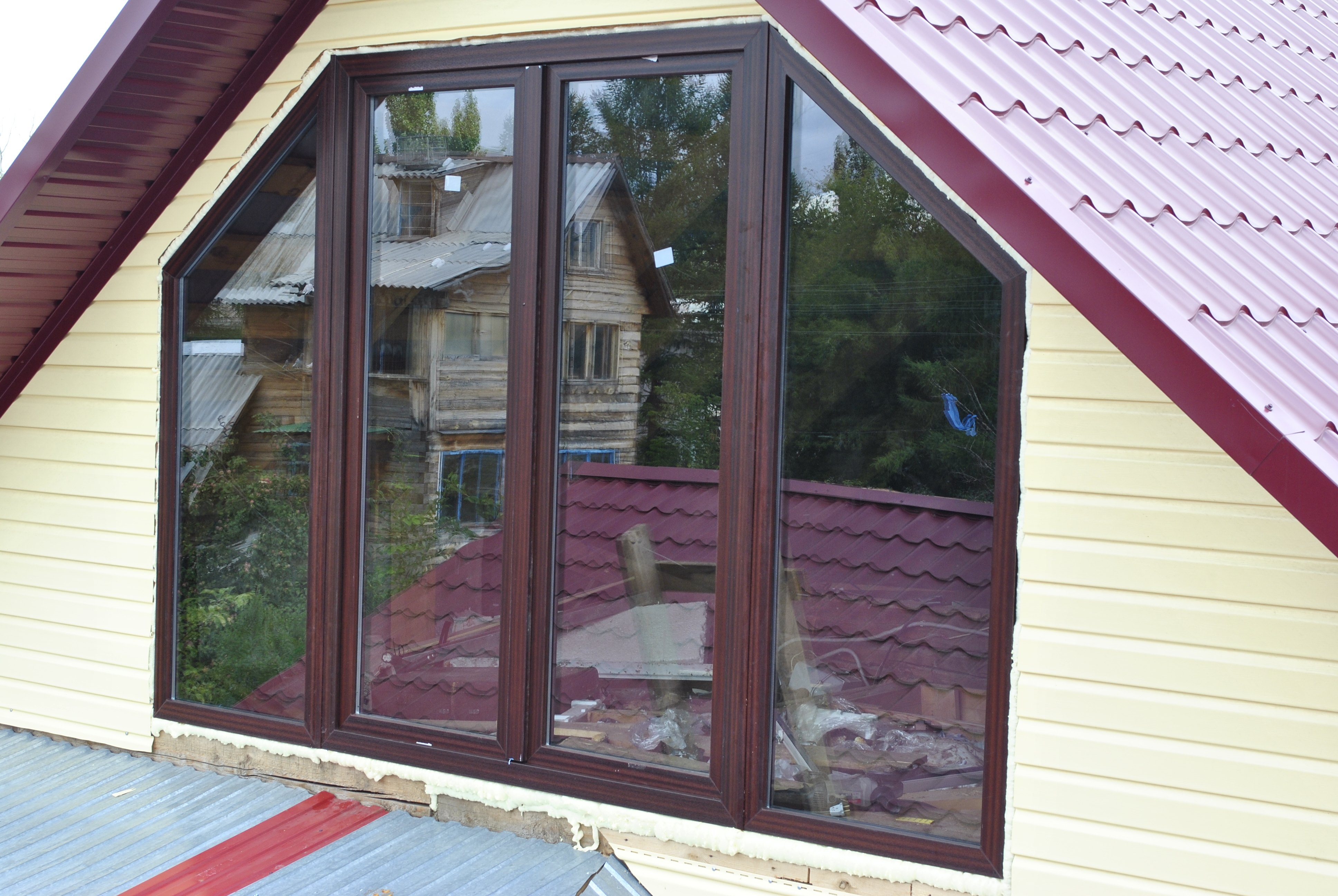 окна цвета махагон в интерьере