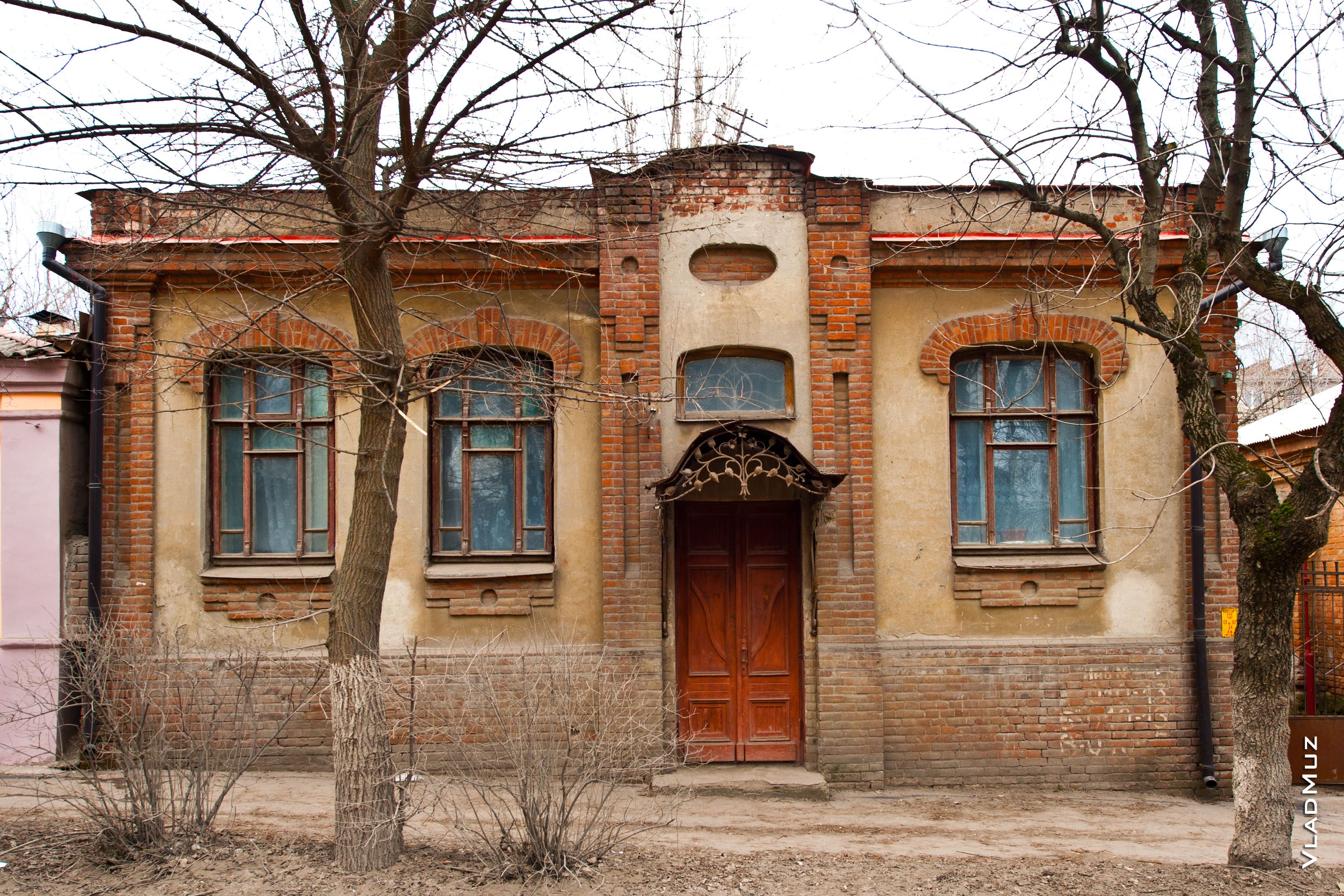 Улица ростовская таганрог. Исторические здания Новочеркасска. Новочеркасск архитектура города. Дом архитектора Куликова Новочеркасск. Старинные особняки Новочеркасск.