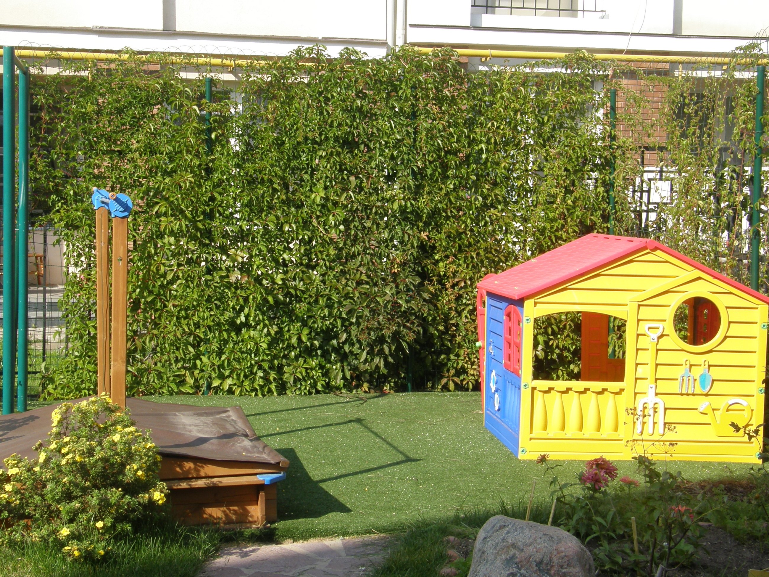 Детская зона на даче. Детский уголок на участке. Домик на участок в детском саду. Детская площадка для дачи.