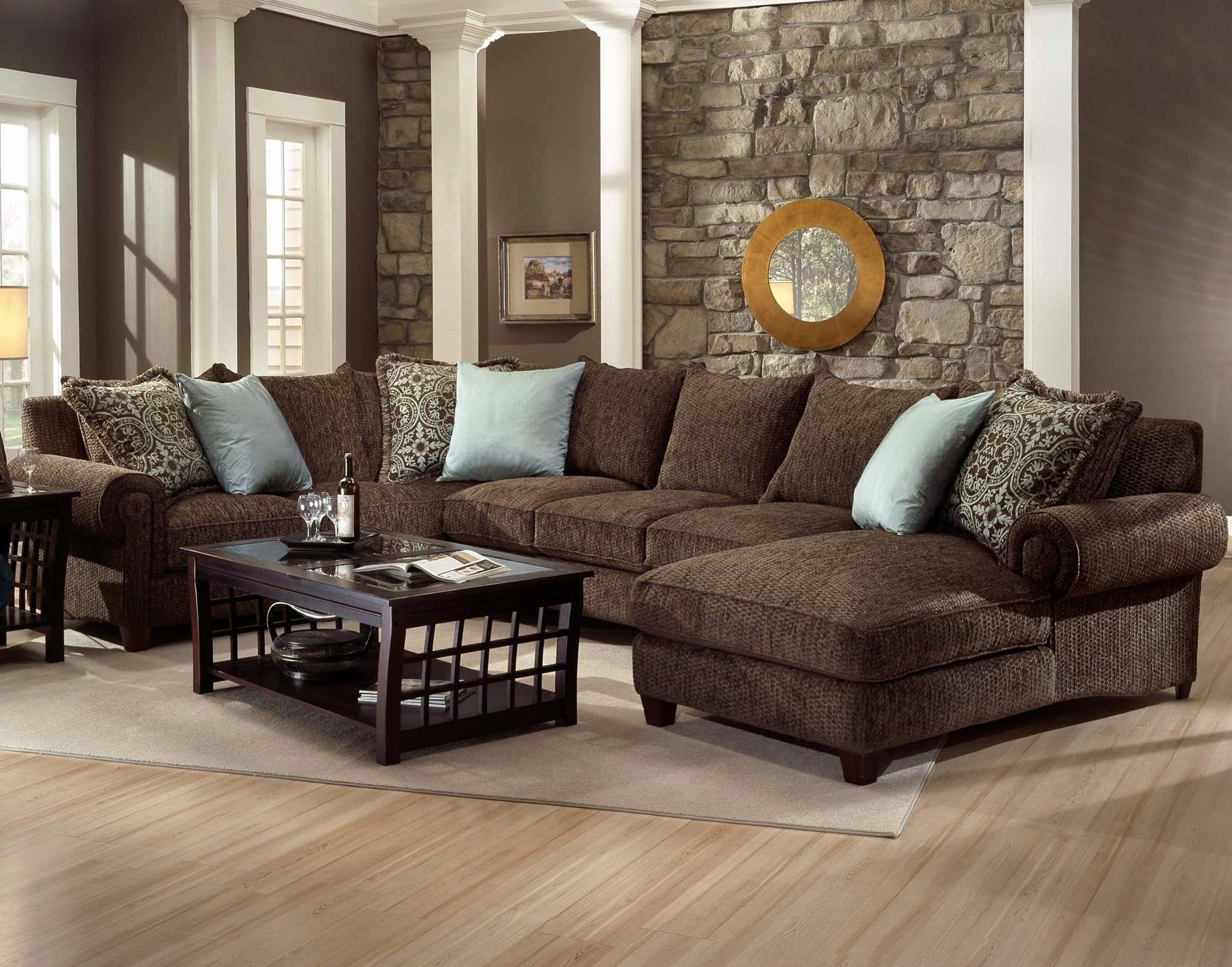 Кофейные диваны. Коричневая мягкая мебель в интерьере. Диван в интерьере. Коричневый диван в интерьере. Серо коричневый диван.