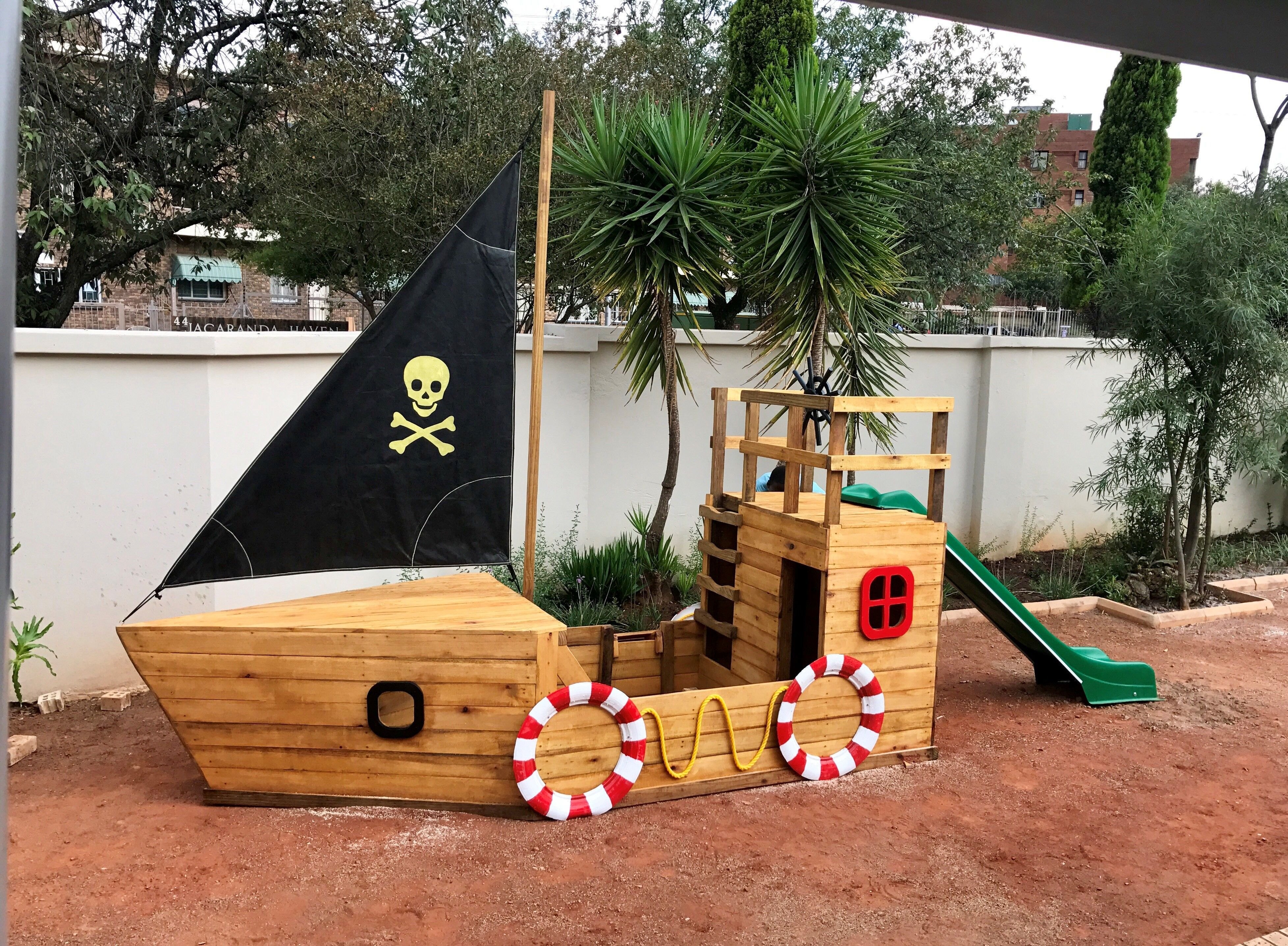 Кораблики на детскую площадку: катер и парусник из дерева