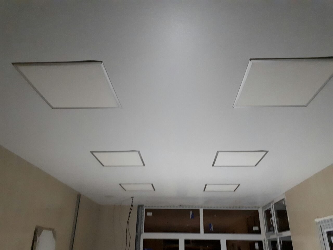 Встраиваемые квадратные светильники в натяжной потолок - фото и .