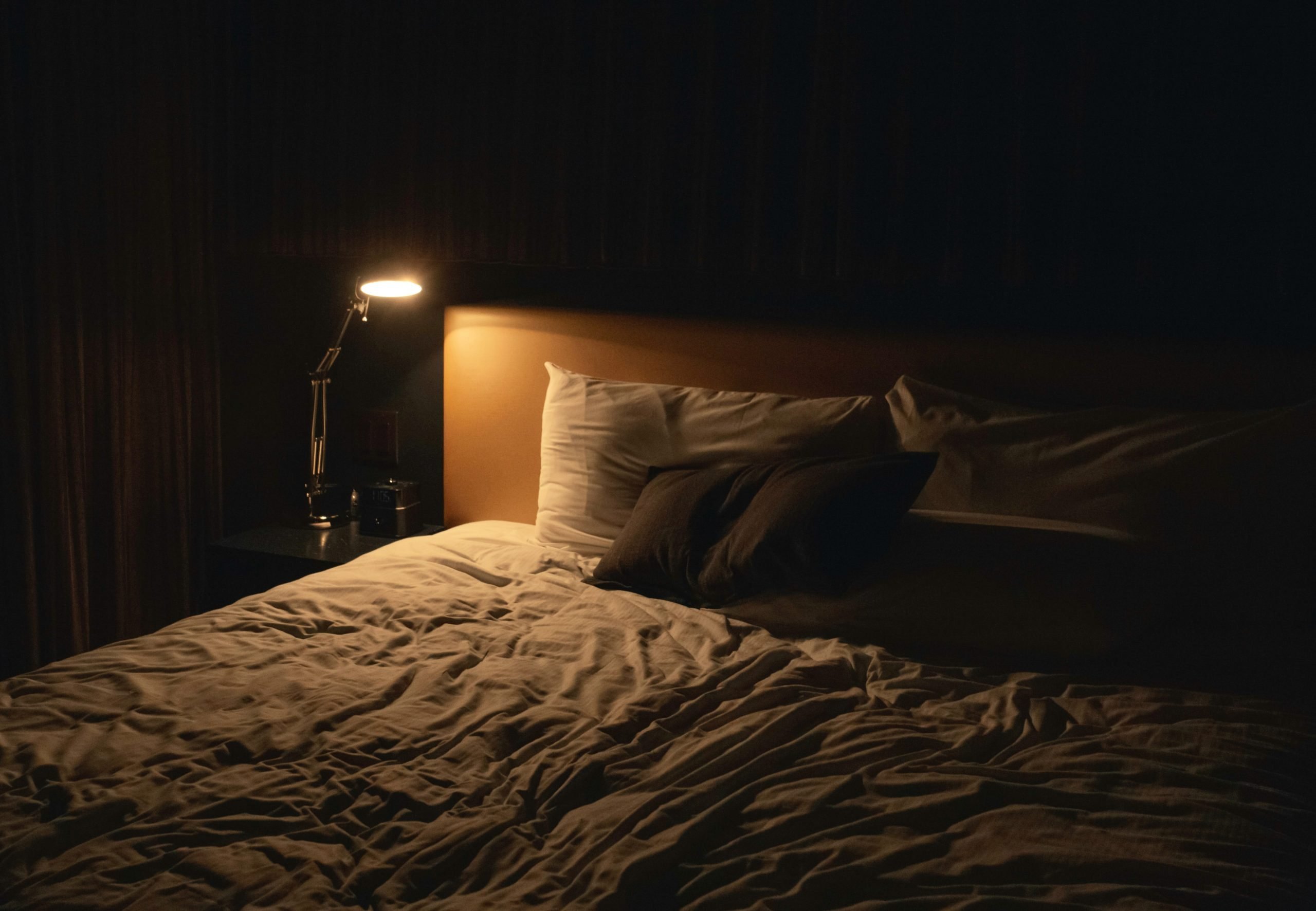 черный силуэт ночью у кровати