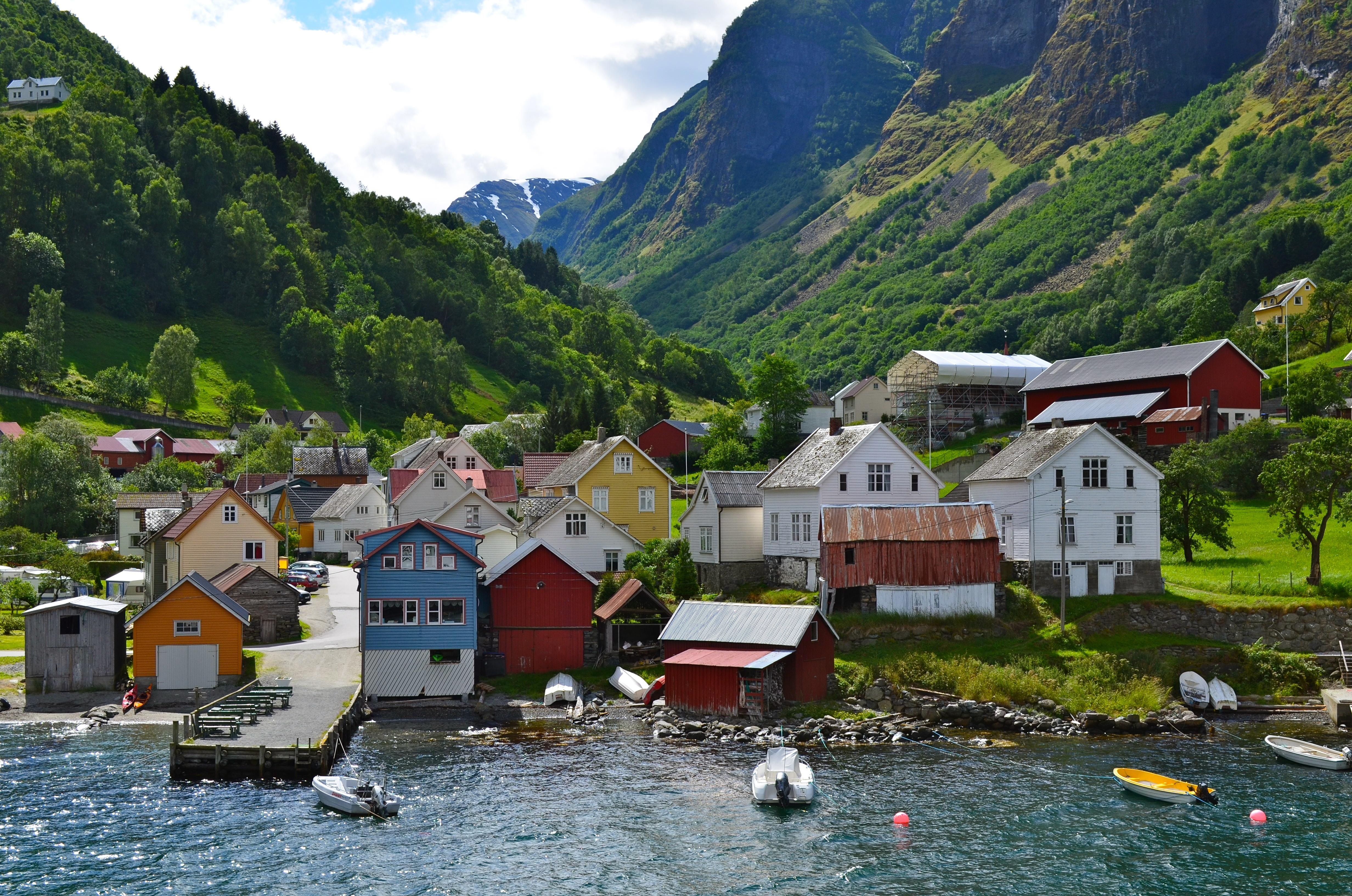 Норвегия существует. Норвегия деревня виньёра. Линген Фьорд Норвегия. Норвежская деревня ноусвог. Норвегия деревня Гаупна.