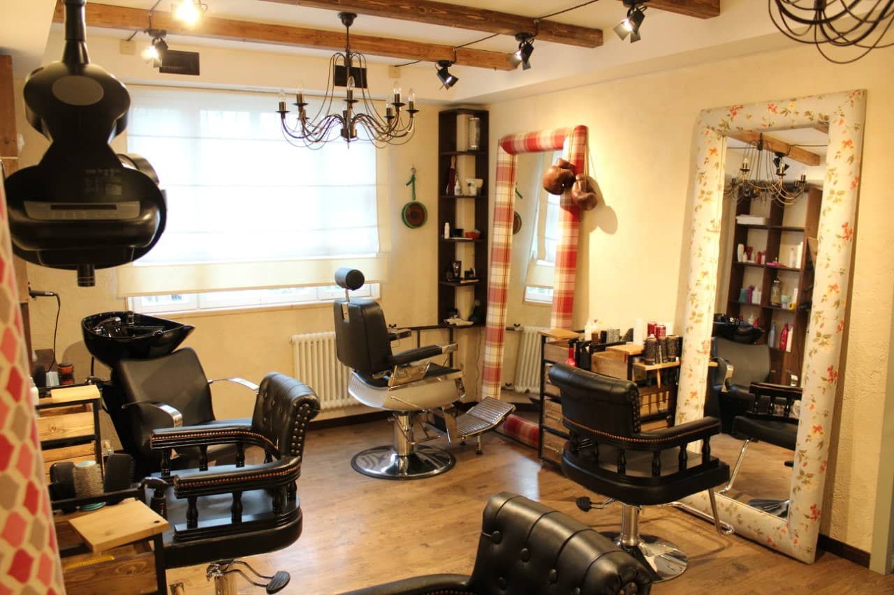 Scissors studio. Интерьер парикмахерской маленькой. Уютный салон красоты. Уютные парикмахерские маленькие. Парикмахерский зал небольшой.