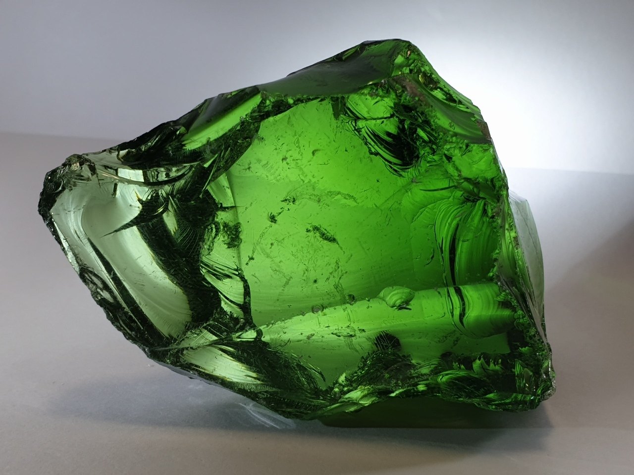Стекло природный материал. Стеклянные камни - эрклез. Эрклёз зелёный. Эрклёз стеклянный камень. Эрклез изумруд.