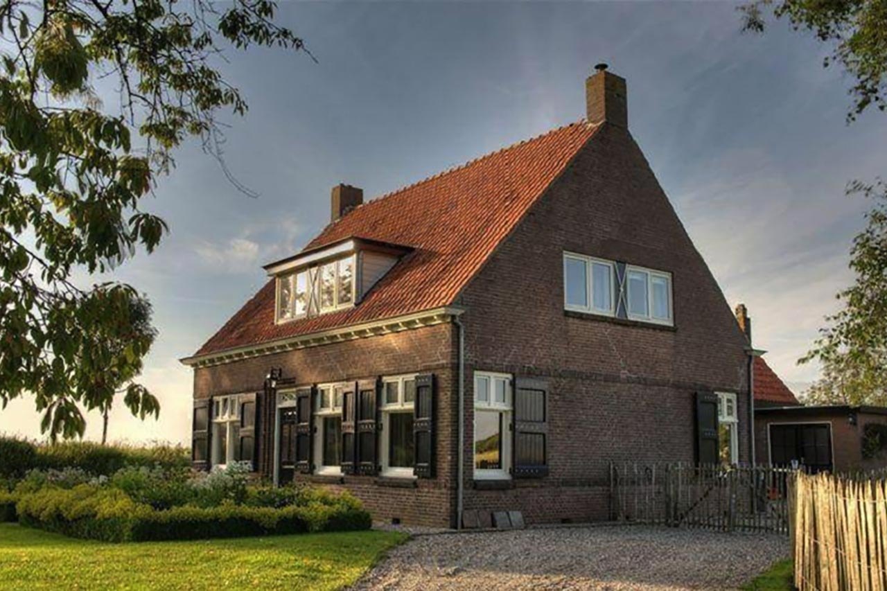 Голландский дом отзывы. IJZENDIJKE Нидерланды. Дом в голландском стиле. Домик в голландском стиле. Коттедж в голландском стиле.