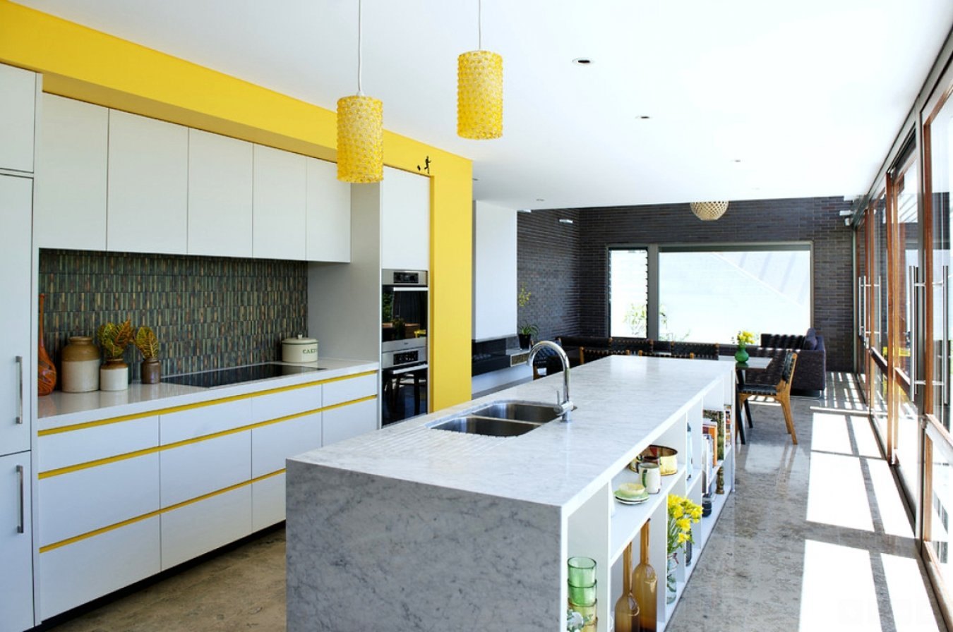 Бело желтая кухня. Кухня МИД сенчури белая. Яркая кухня. Желтые кухни. Серо желтая кухня.