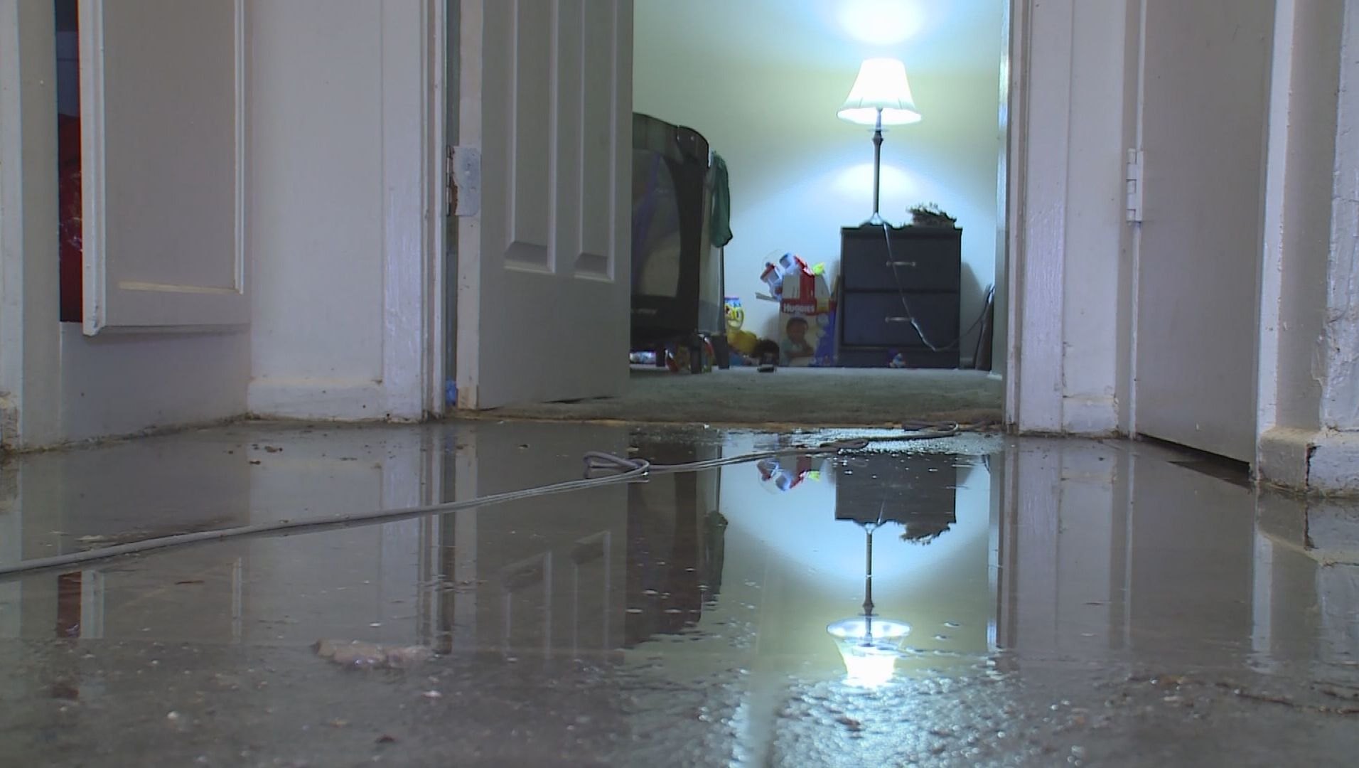 Просушка после затопления. Потоп в квартире. Затопило квартиру. Затопленная ванная комната. Прорвало трубу в квартире.