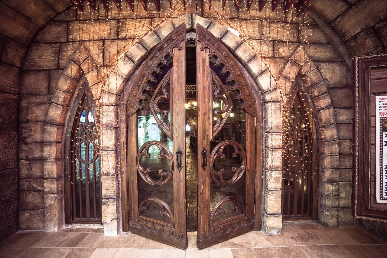 Открытые красивые двери. Хогвартс ворота. Сказочная дверь. Сказочные ворота. Ворота средневекового замка.