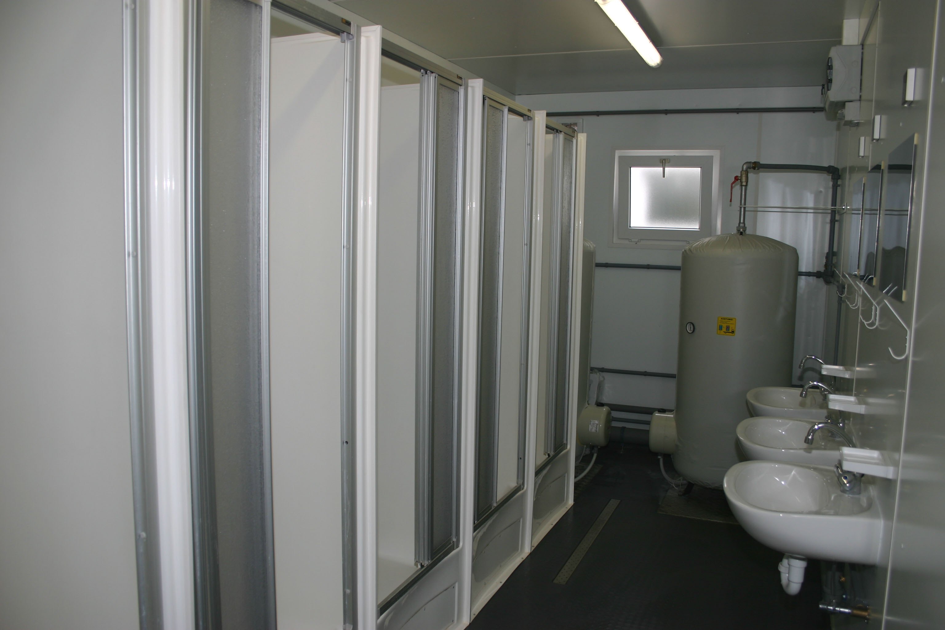 Санитарно в общежитии. Сантехнический блок контейнер «модуль 5 туалетов». CONTAINEX сантехнический модуль. Санитарный блок контейнер 1700х2000. Санитарный блок модуль.