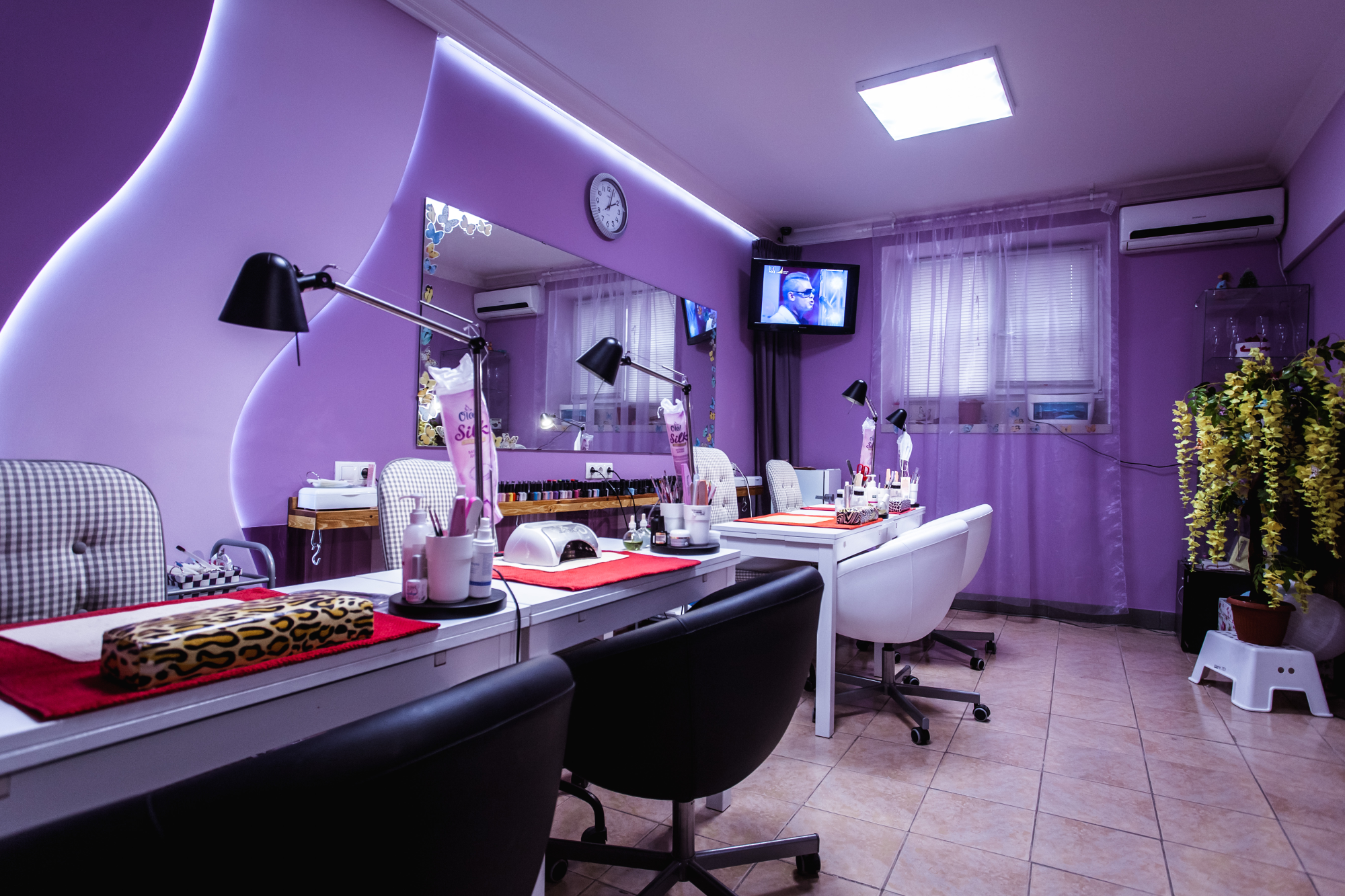 Маникюрный. Красивый маникюрный салон. Парикмахерская в сиреневом стиле. Интерьер парикмахерской в фиолетовых тонах. Парикмахерская в фиолетовом цвете.