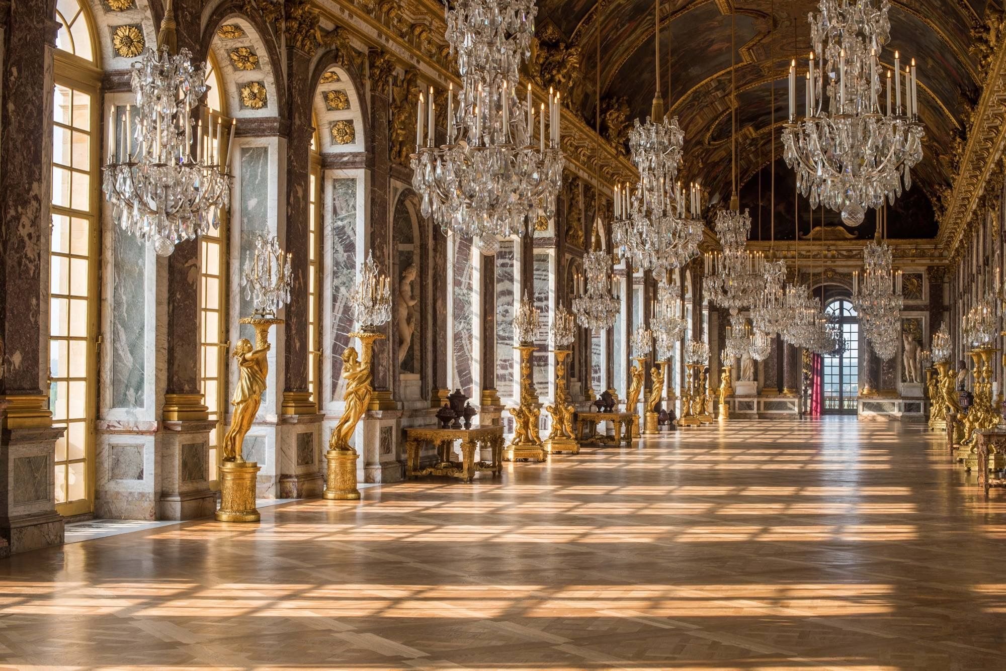 Chateau versailles. Версальский дворец, Версаль дворец Версаля. Зеркальная галерея Версальского дворца. Франция Версальский дворец внутри. Дворец Версаль Франция внутри.