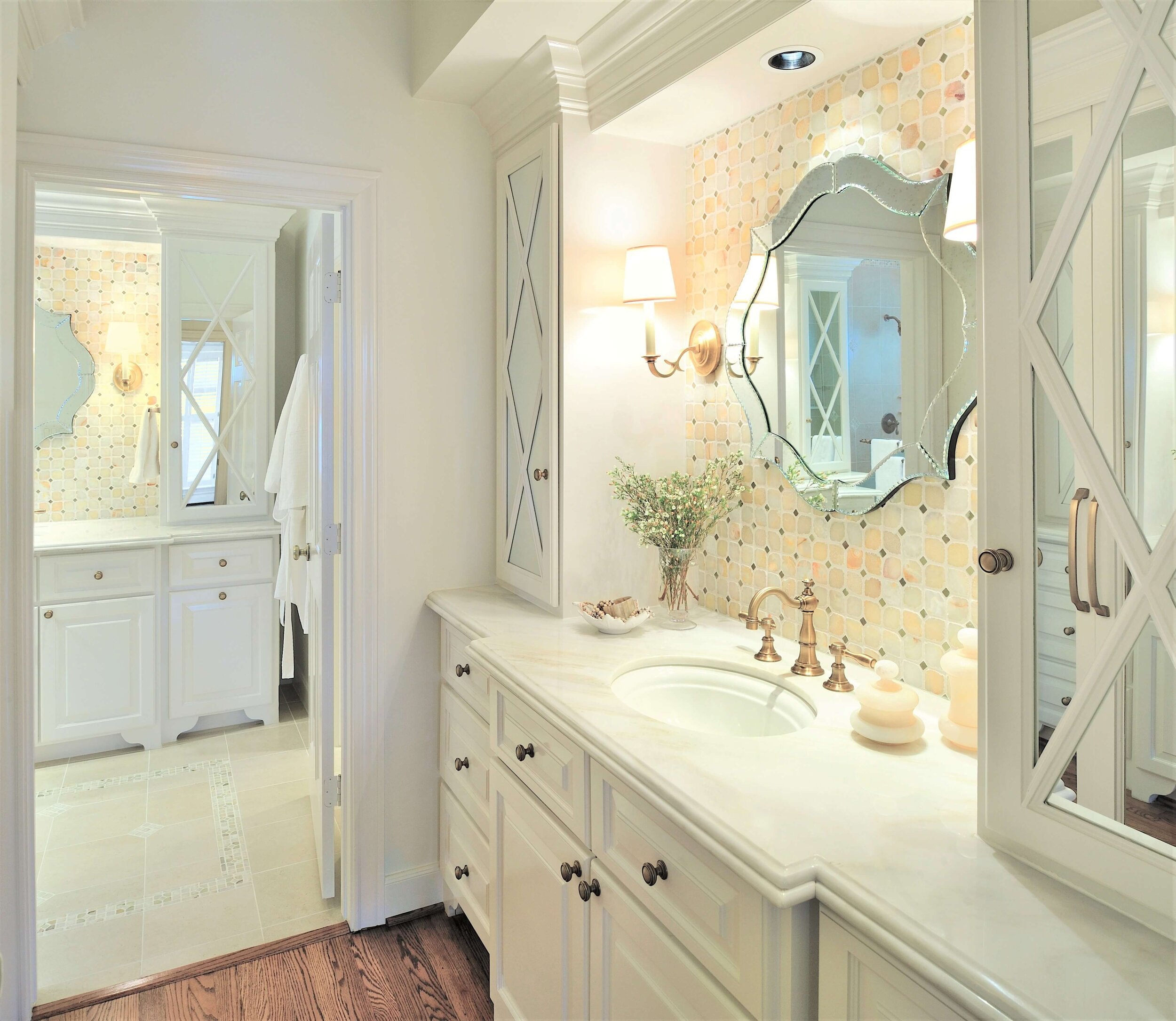 Зеркало комната мебель. Шкаф для ванной комнаты. Зеркало в интерьере ванной комнаты. Зеркальная ванная комната. Красивая ванная комната зеркало.