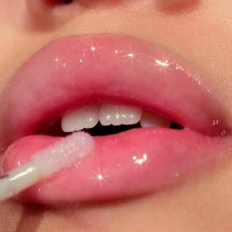 Губы с блеском для губ Эстетика