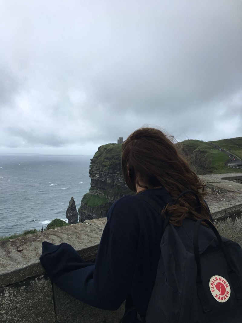 Девушка сидит на крыше