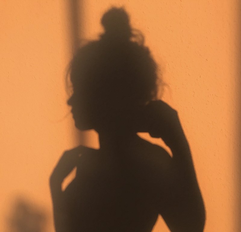 Тень девушки