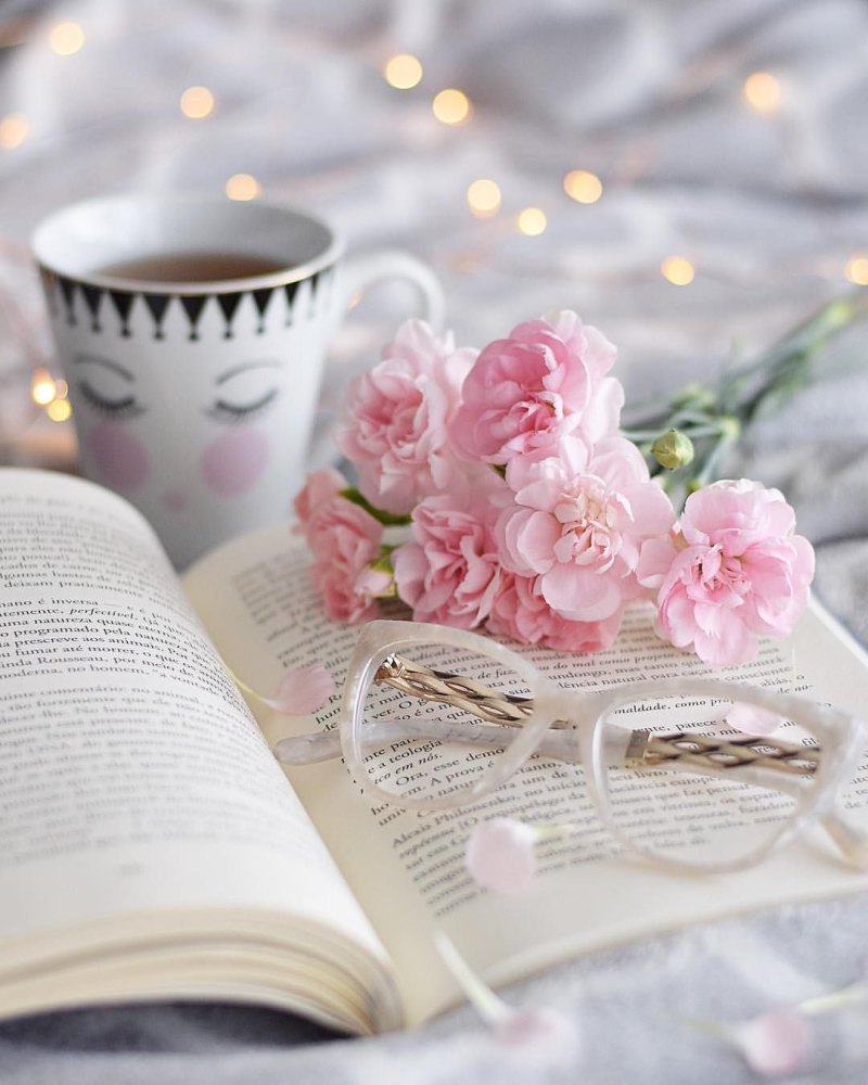 Нежные цветы и книги