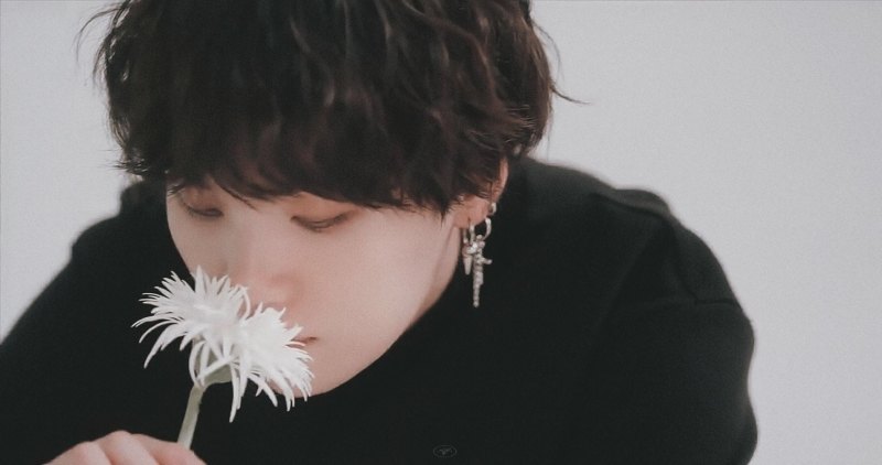 Юнги БТС голубая Эстетика