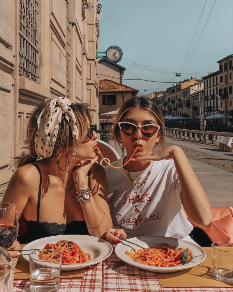 Подруги в масках для лица