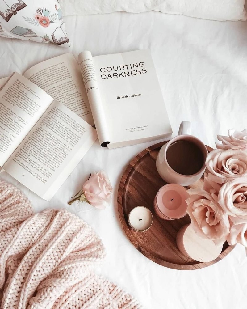 Куча разбросанных книг