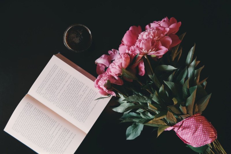 Букет цветов и книга
