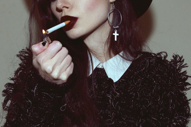 Девушка с короткой стрижкой без лица