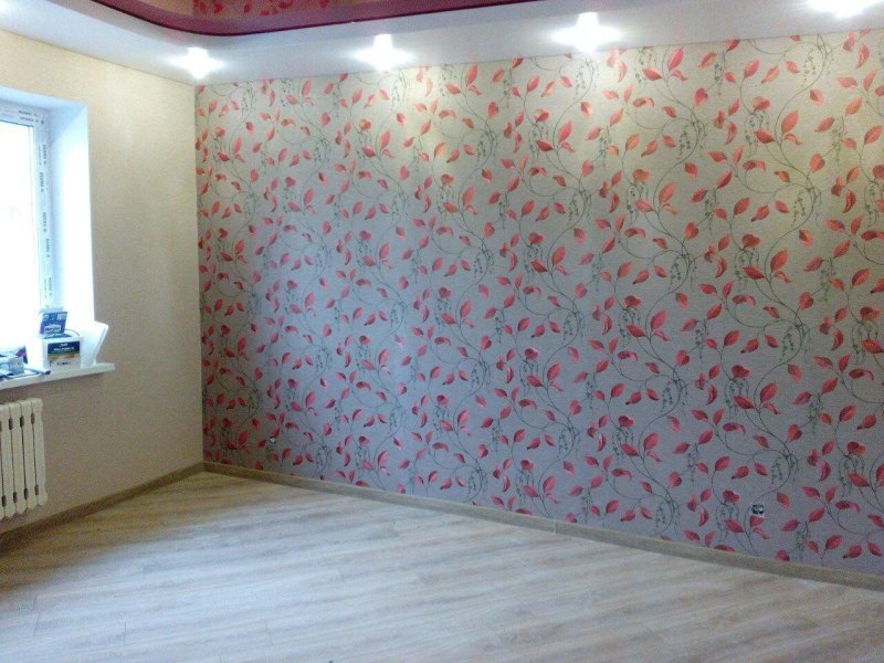 Клеить обои