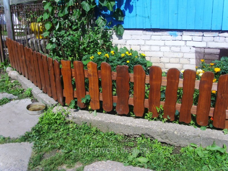 Деревянный бордюр для клумбы