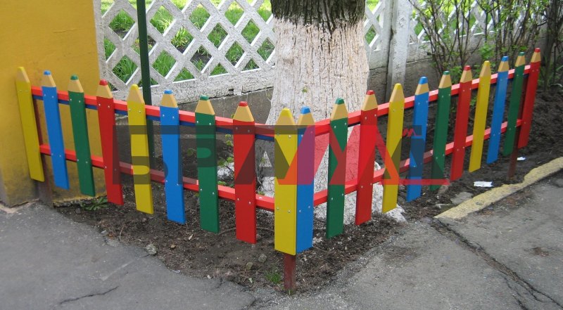 Изгородь для клумбы из подручных материалов