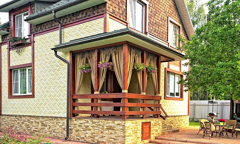 Открытая веранда с крыльцом