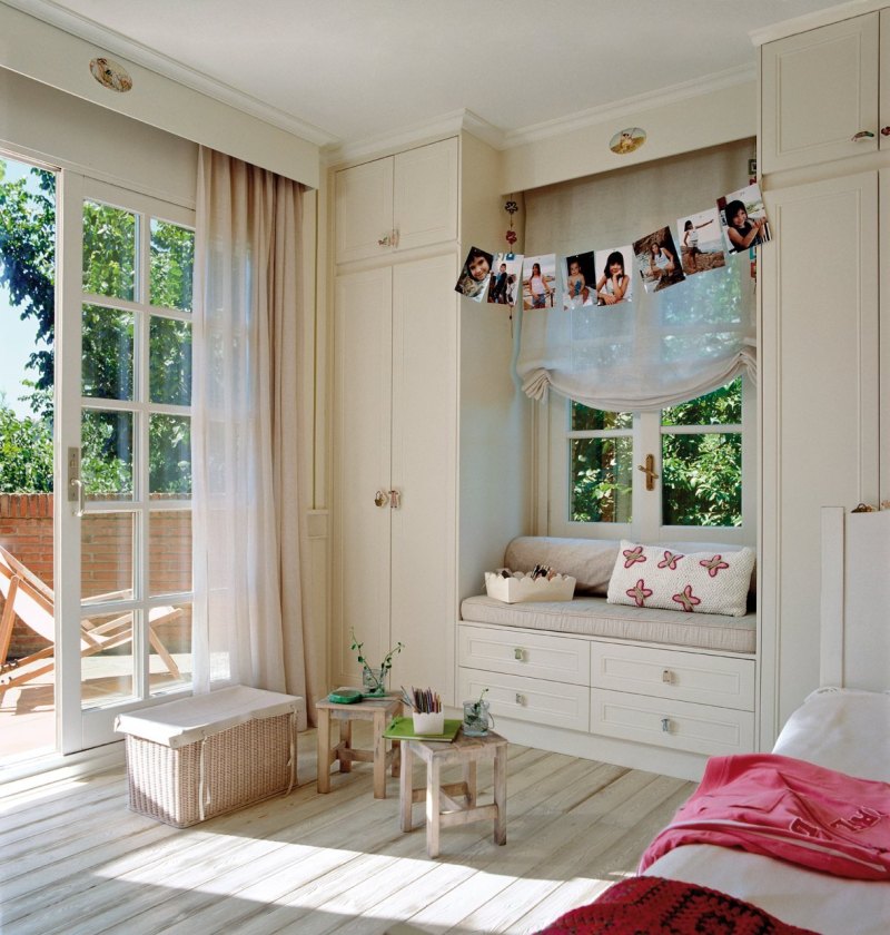 Детская комната с двумя окнами и полукруглой стеной: фото