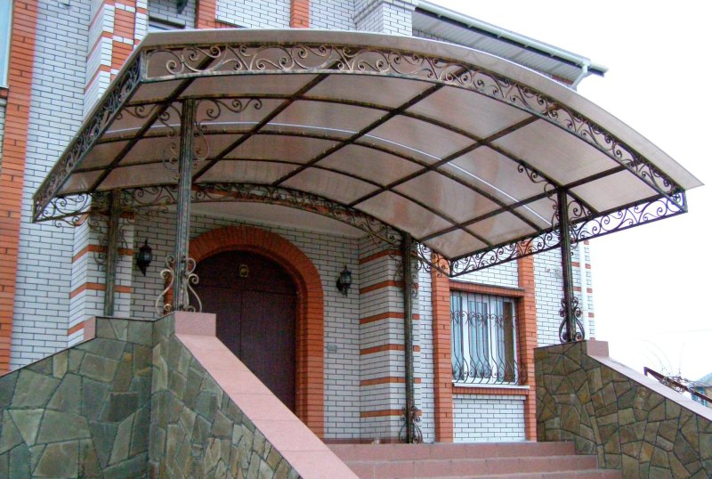 Арочная входная дверь в частный дом