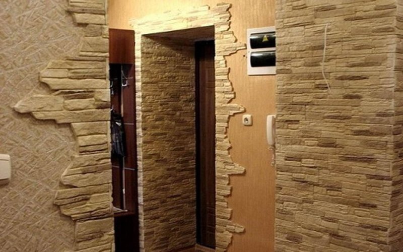 Отделка коридора в хрущевке декоративным камнем