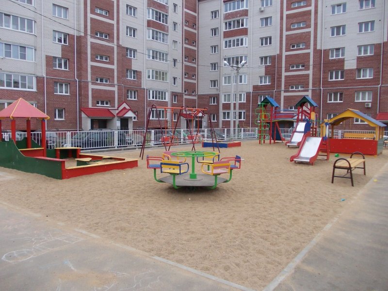 Детская площадка многоэтажки
