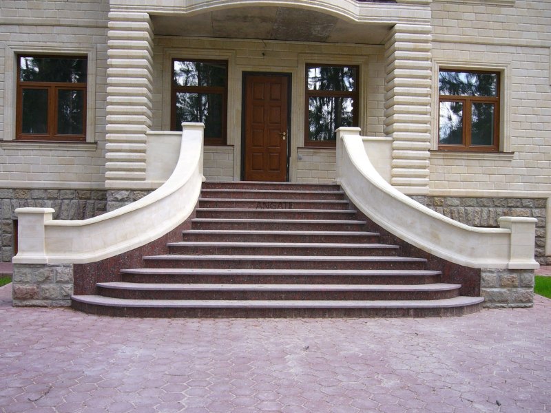 Красивое полукруглое крыльцо