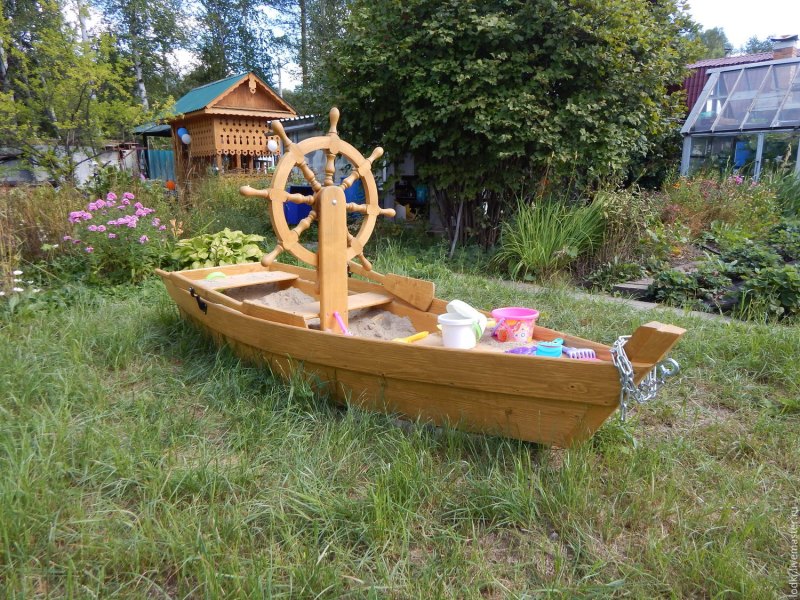 Корабль из дерева для сада