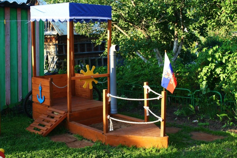 Кораблик на участке детского сада