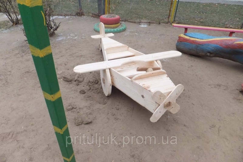 Самолет из досок для детской площадки