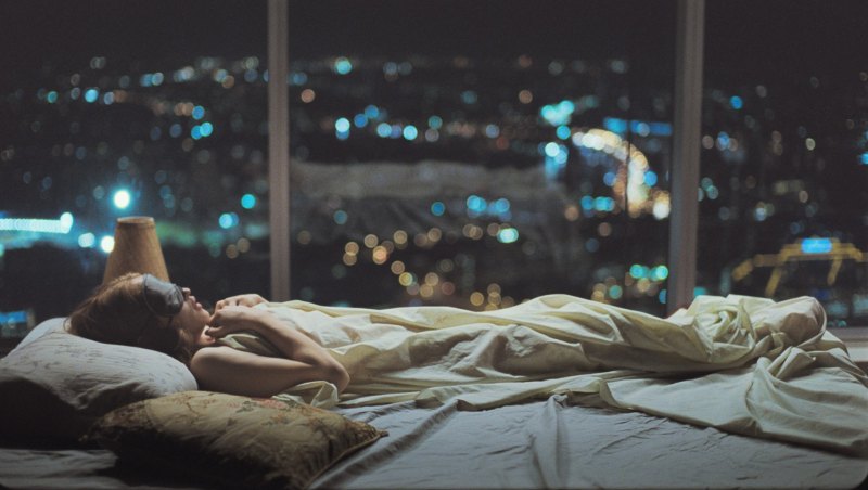 Женщина ночью в постели с телефоном | Премиум Фото
