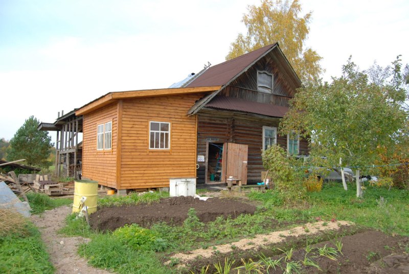 Пристройка к старому деревянному дому