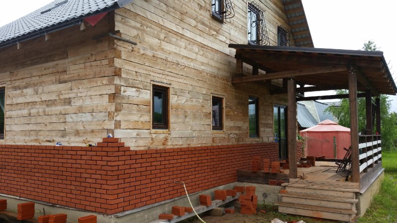 Деревянный дом с кирпичным пристроем