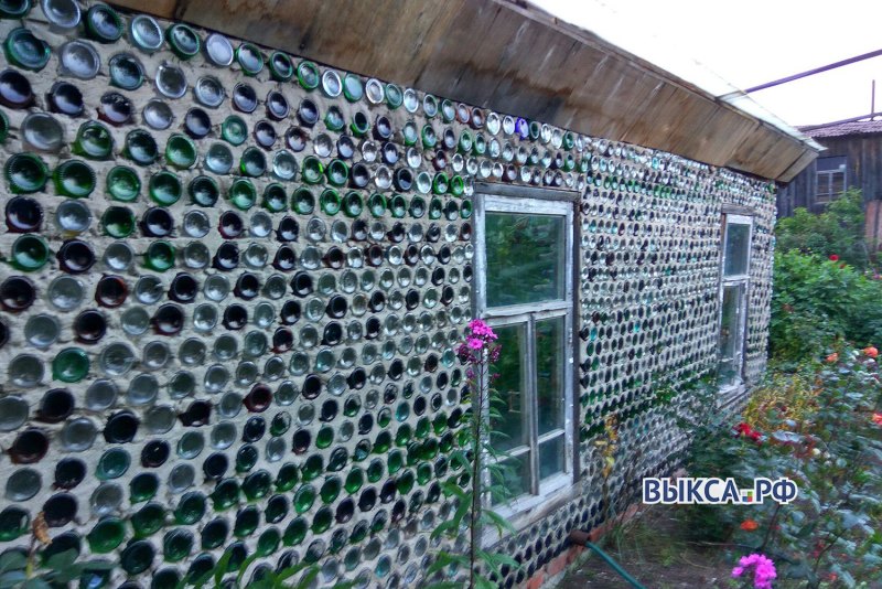 Забор из пластиковых бутылок для клумбы
